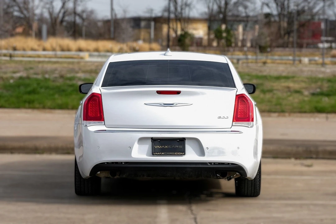 2018 Chrysler 300 (2005-2023) - Image 10 of 31