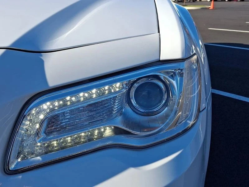 2018 Chrysler 300 (2005-2023) - Image 9 of 12