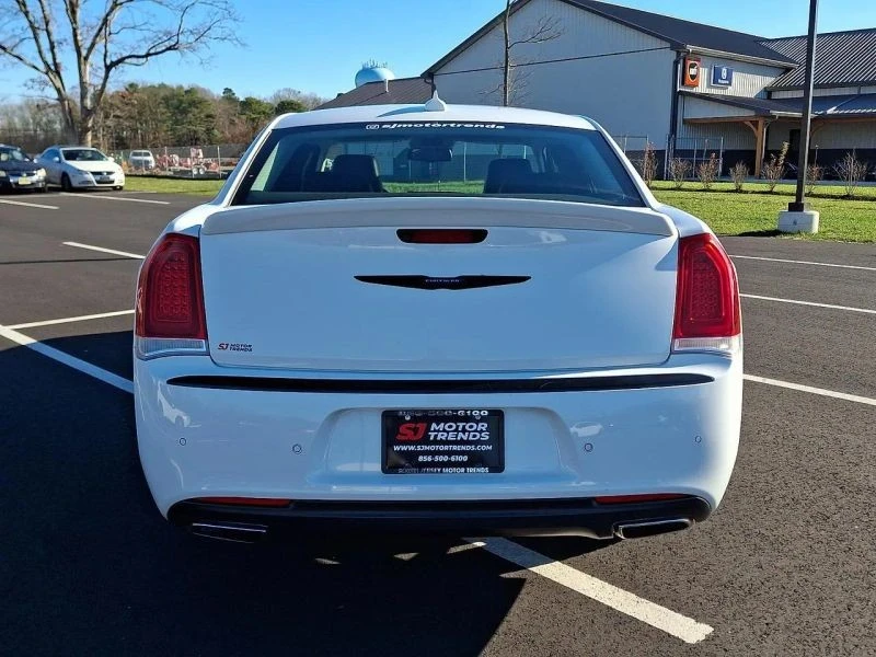 2018 Chrysler 300 (2005-2023) - Image 5 of 12