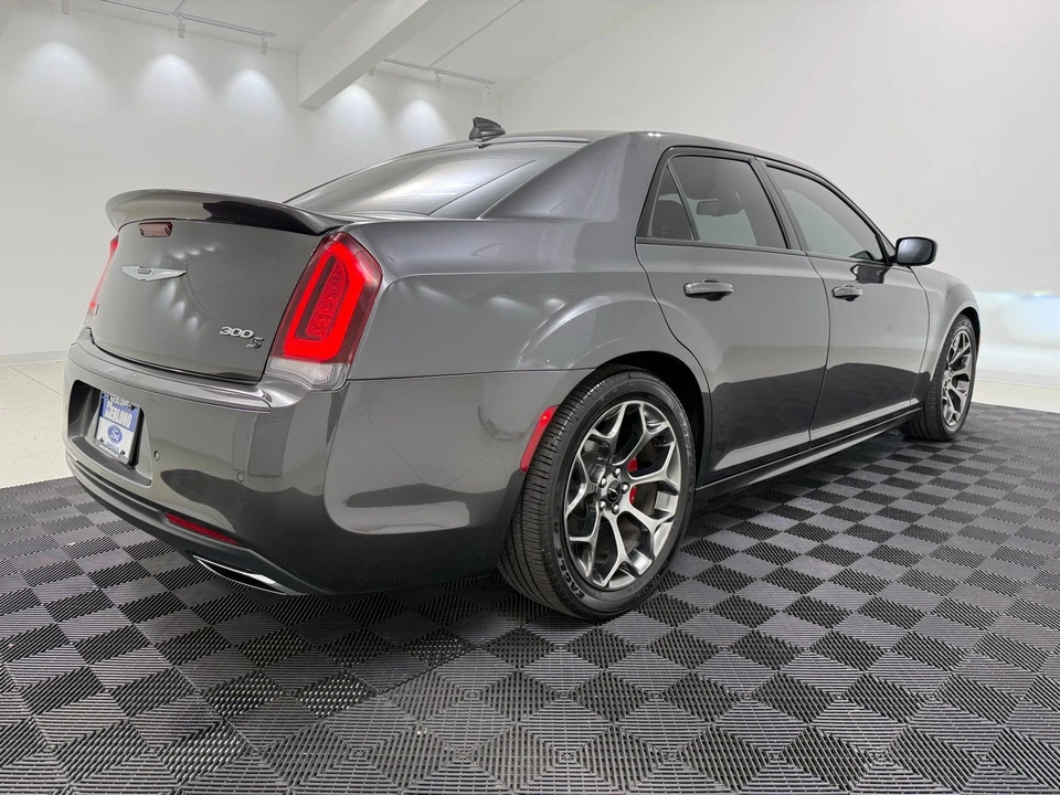 2018 Chrysler 300 (2005-2023) - Image 8 of 21