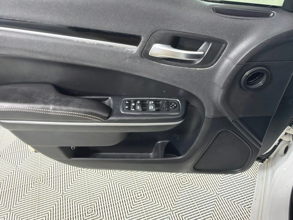 2018 Chrysler 300 (2005-2023) - Image 9 of 21