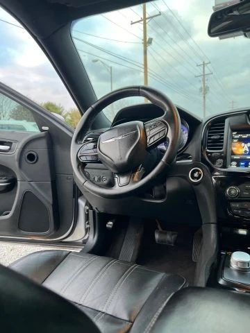 2018 Chrysler 300 (2005-2023) - Image 11 of 18
