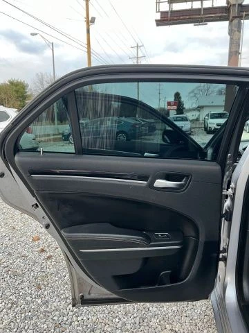 2018 Chrysler 300 (2005-2023) - Image 10 of 18