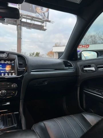 2018 Chrysler 300 (2005-2023) - Image 13 of 18