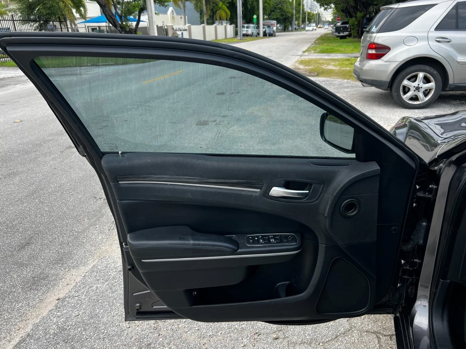 2018 Chrysler 300 (2005-2023) - Image 15 of 27