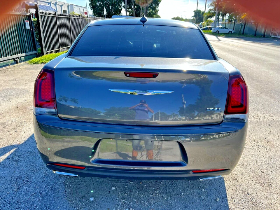 2018 Chrysler 300 (2005-2023) - Image 8 of 27