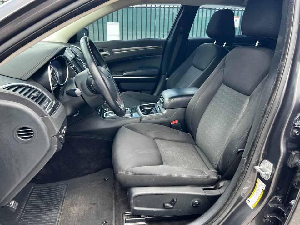 2018 Chrysler 300 (2005-2023) - Image 14 of 27
