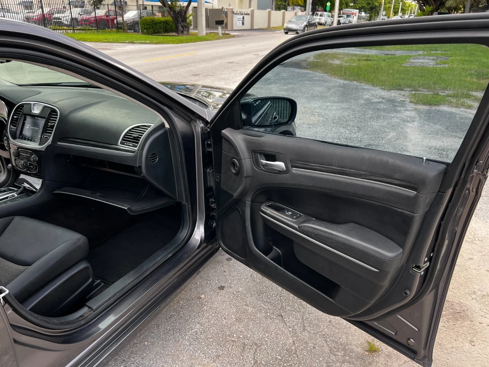 2018 Chrysler 300 (2005-2023) - Image 18 of 27