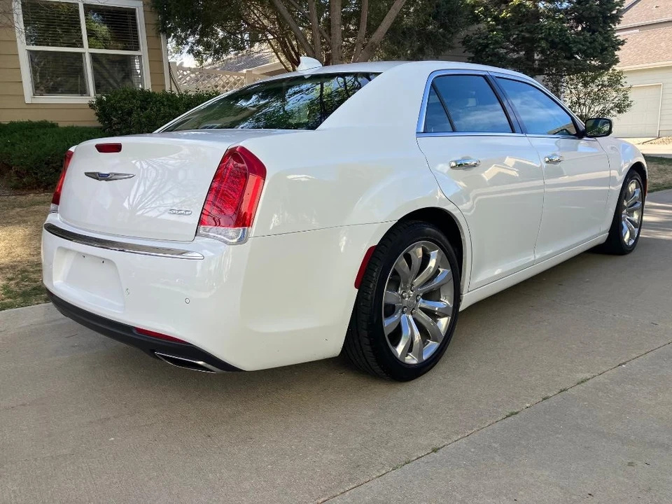 2018 Chrysler 300 (2005-2023) - Image 4 of 31