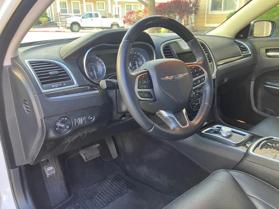 2018 Chrysler 300 (2005-2023) - Image 8 of 31
