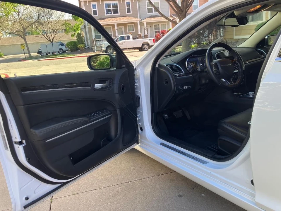 2018 Chrysler 300 (2005-2023) - Image 7 of 31