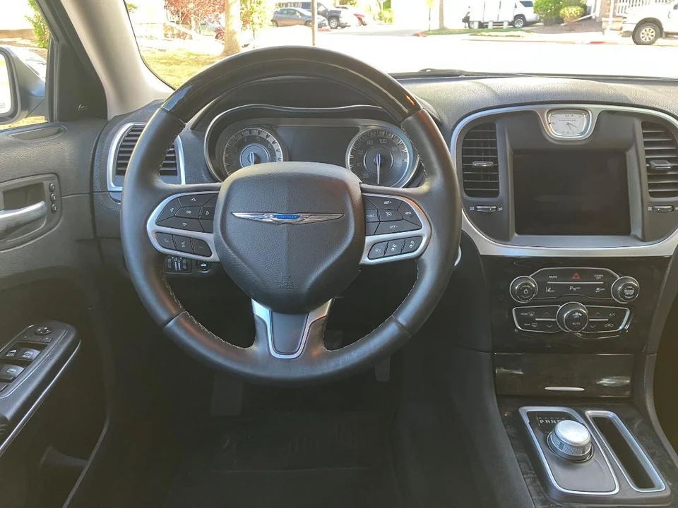 2018 Chrysler 300 (2005-2023) - Image 10 of 31
