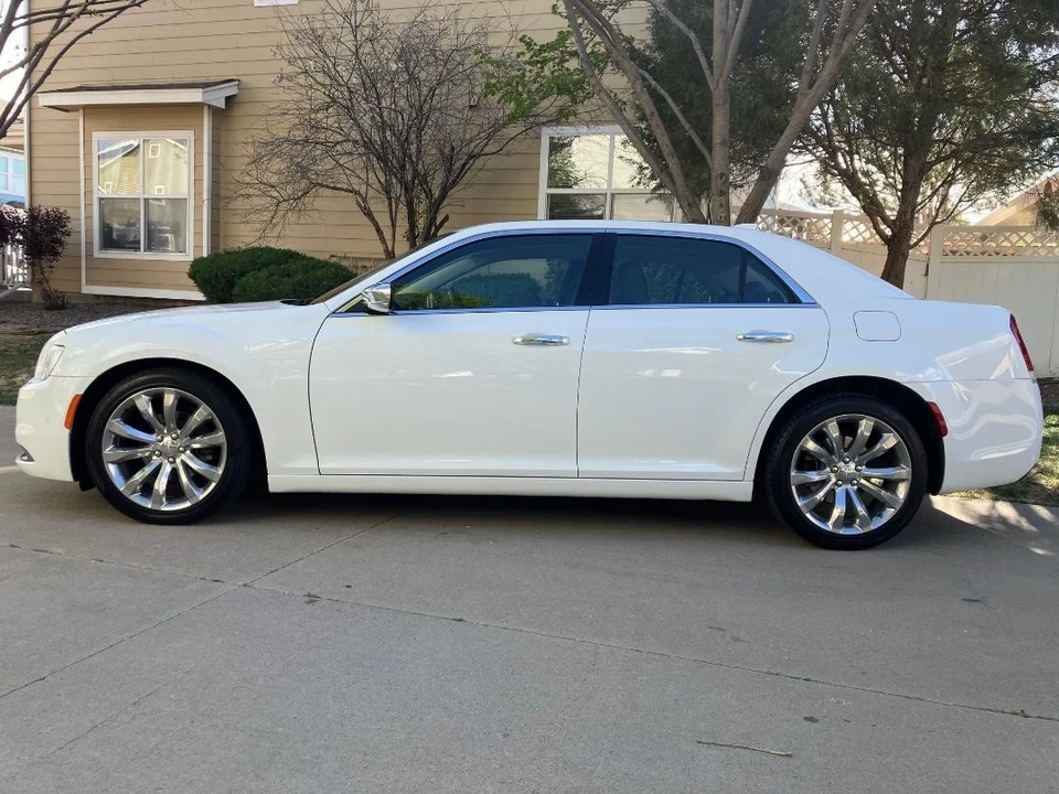 2018 Chrysler 300 (2005-2023) - Image 2 of 31