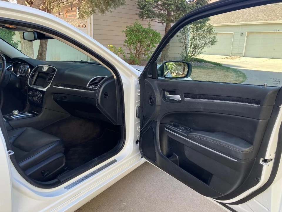 2018 Chrysler 300 (2005-2023) - Image 16 of 31