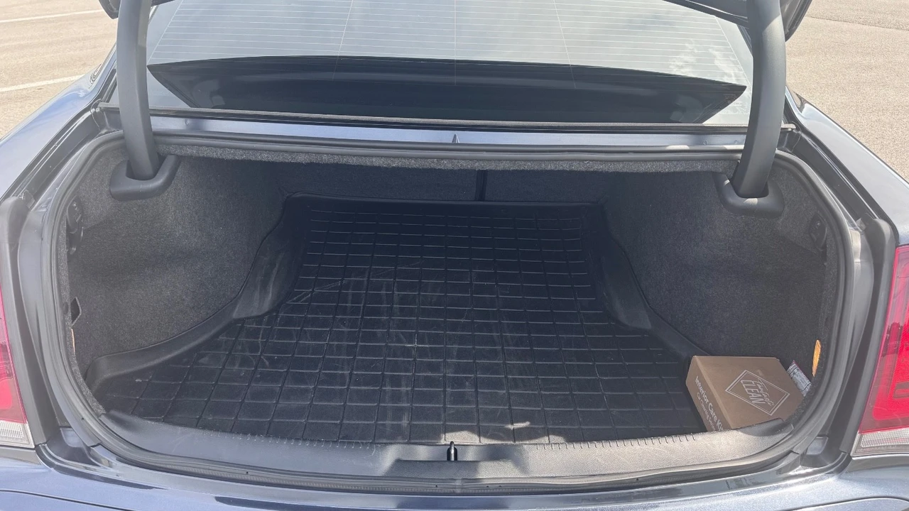 2018 Chrysler 300 (2005-2023) - Image 11 of 21