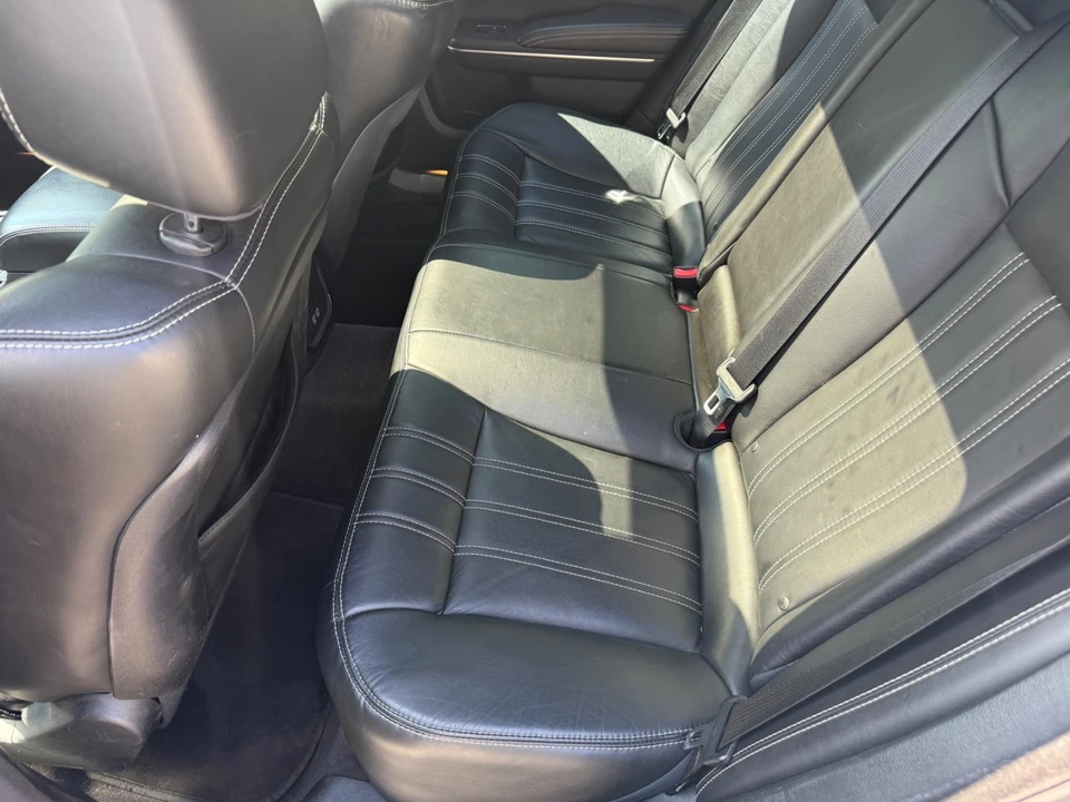 2018 Chrysler 300 (2005-2023) - Image 7 of 24