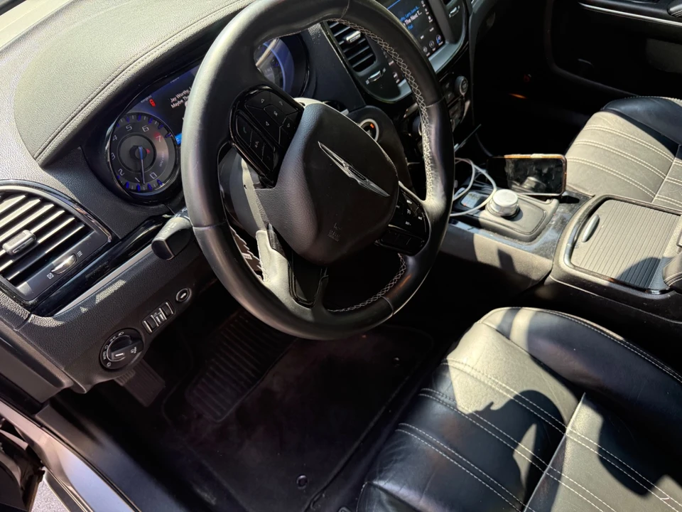 2018 Chrysler 300 (2005-2023) - Image 4 of 24