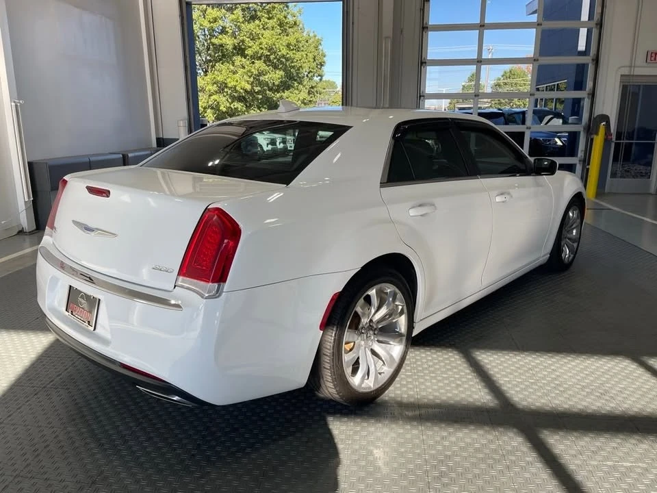 2018 Chrysler 300 (2005-2023) - Image 4 of 12