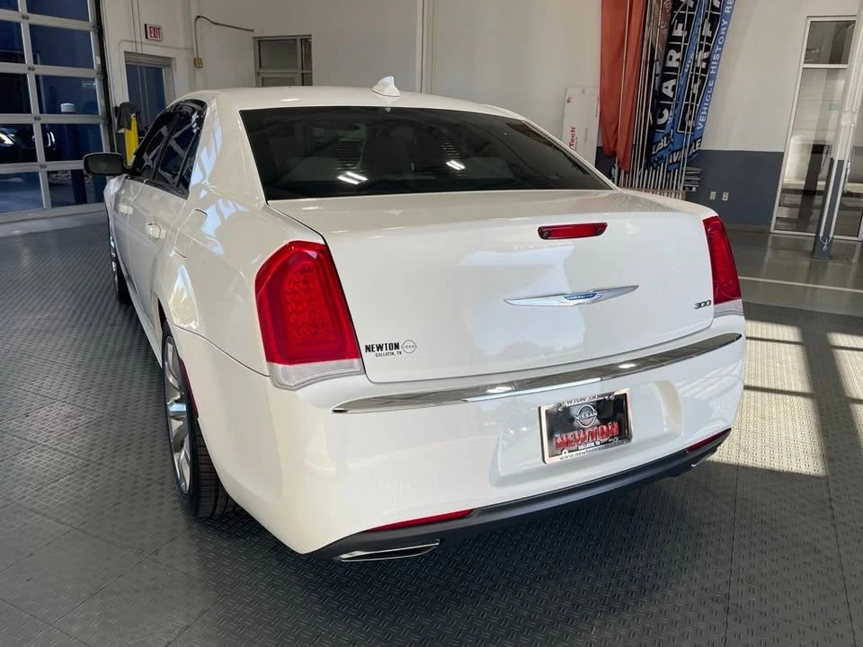 2018 Chrysler 300 (2005-2023) - Image 3 of 12