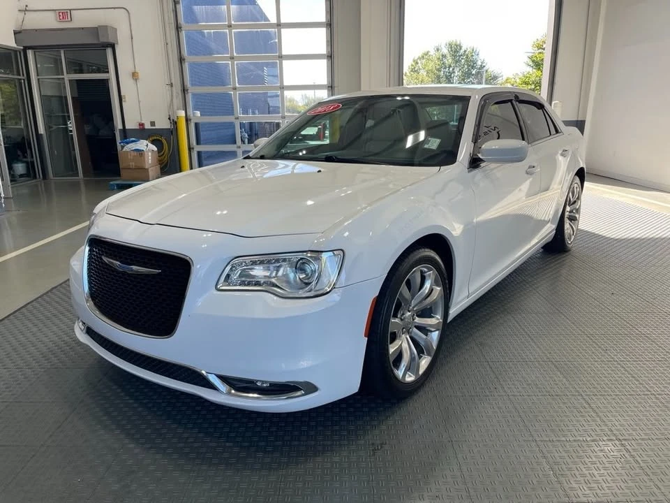 2018 Chrysler 300 (2005-2023) - Image 2 of 12