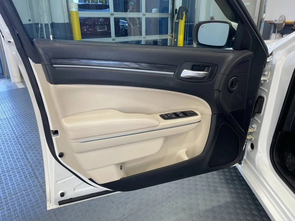 2018 Chrysler 300 (2005-2023) - Image 5 of 12