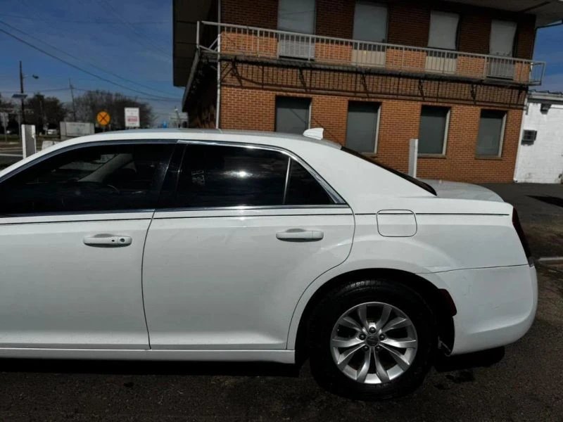 2018 Chrysler 300 (2005-2023) - Image 9 of 12