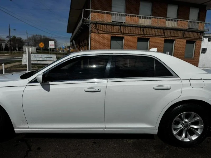 2018 Chrysler 300 (2005-2023) - Image 8 of 12