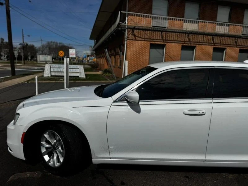 2018 Chrysler 300 (2005-2023) - Image 7 of 12