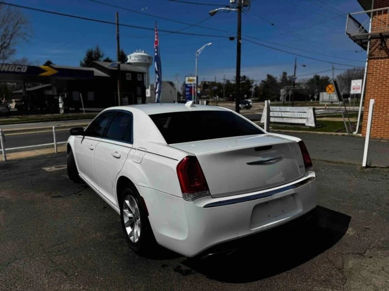 2018 Chrysler 300 (2005-2023) - Image 11 of 12
