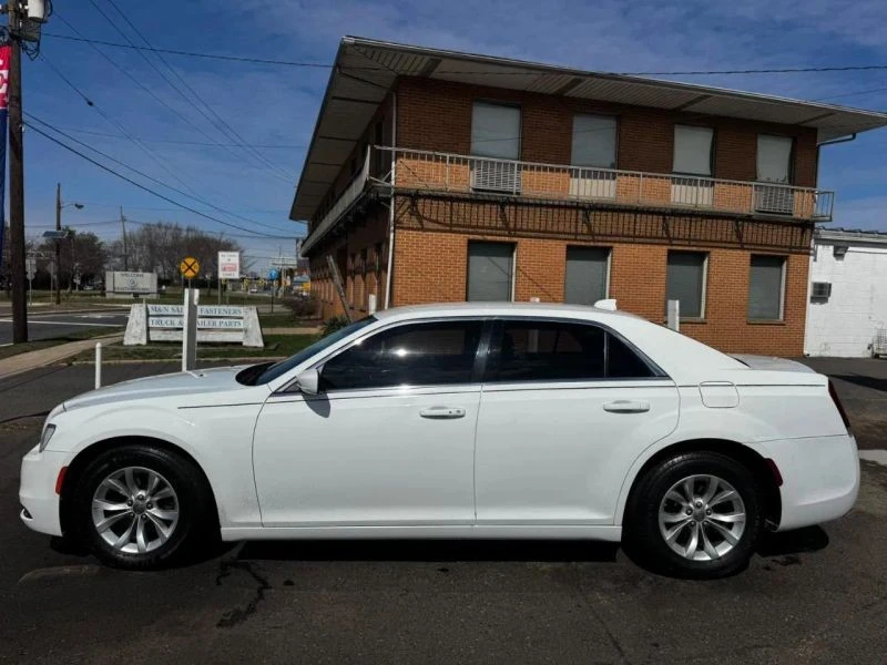2018 Chrysler 300 (2005-2023) - Image 10 of 12