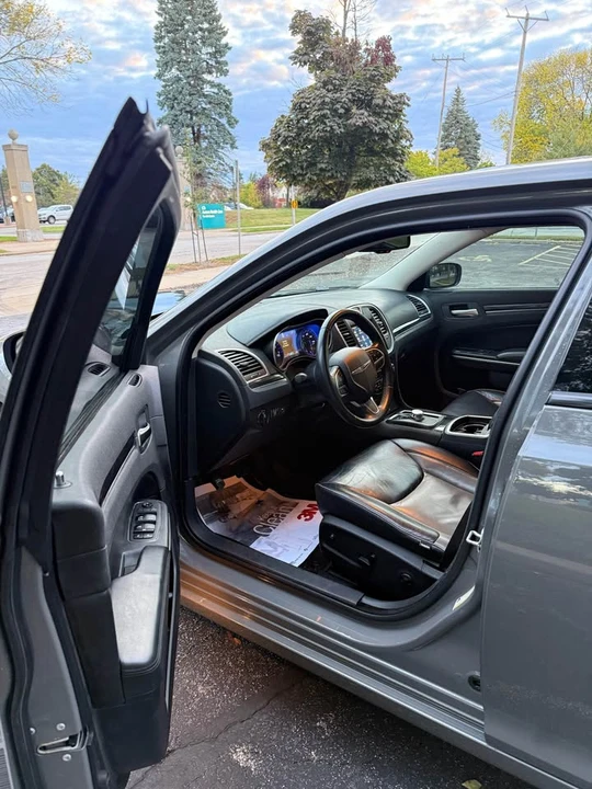 2018 Chrysler 300 (2005-2023) - Image 9 of 17