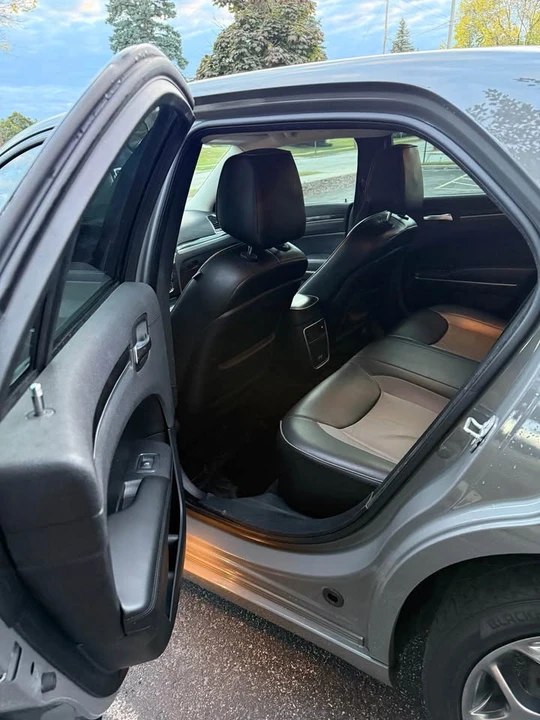 2018 Chrysler 300 (2005-2023) - Image 12 of 17