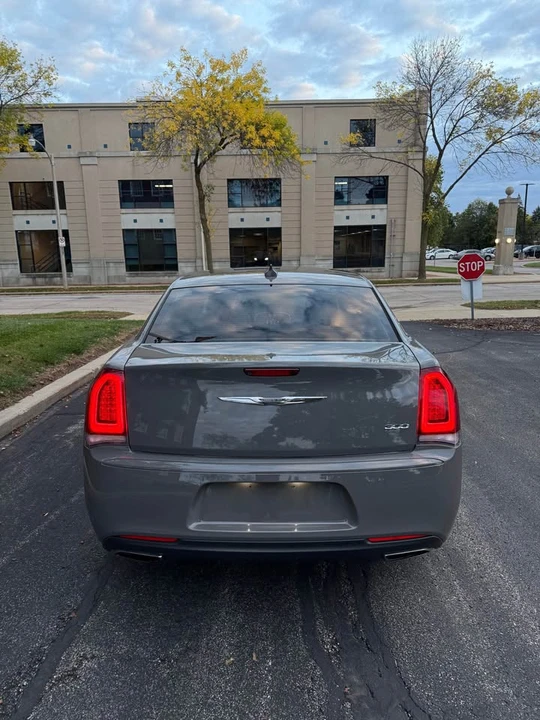 2018 Chrysler 300 (2005-2023) - Image 4 of 17
