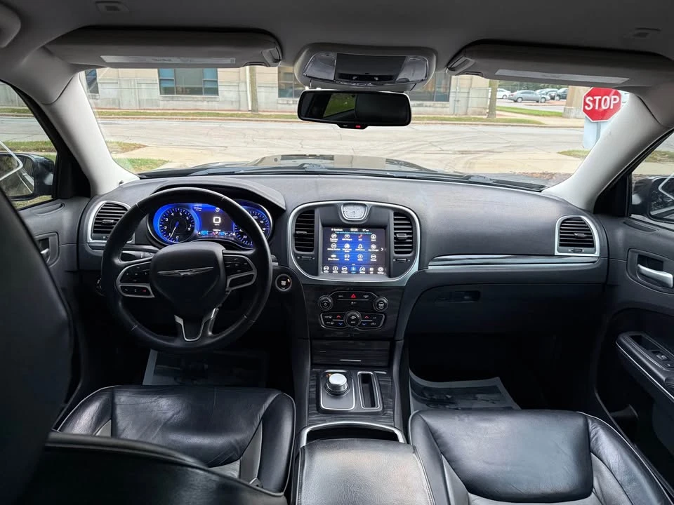 2018 Chrysler 300 (2005-2023) - Image 13 of 17
