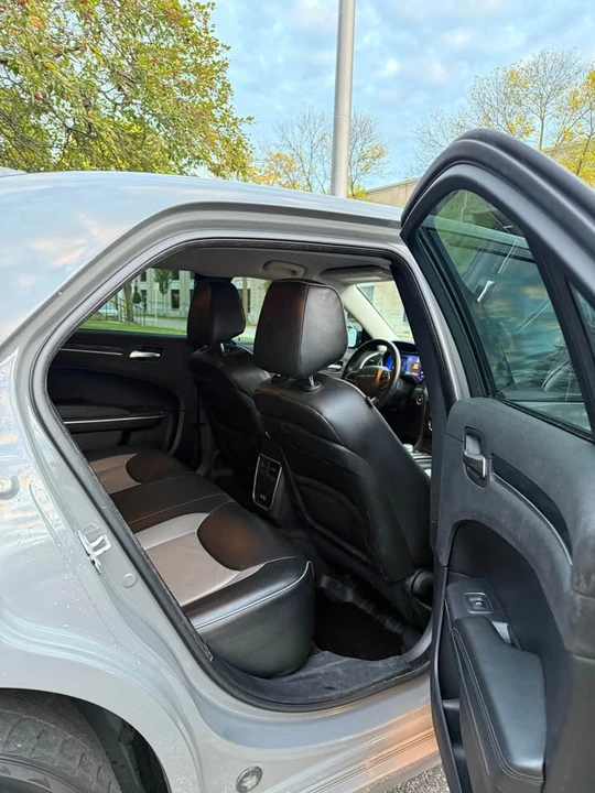 2018 Chrysler 300 (2005-2023) - Image 11 of 17