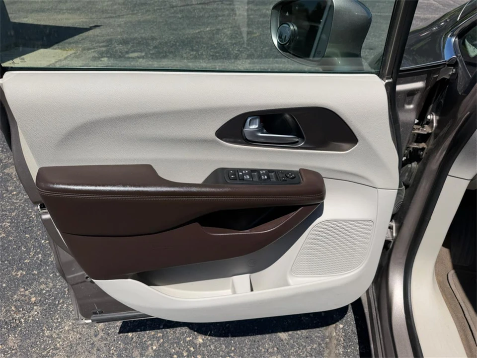 2018 Chrysler Town & Country - Image 14 of 31