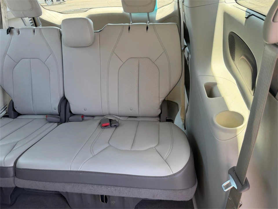 2018 Chrysler Town & Country - Image 29 of 31