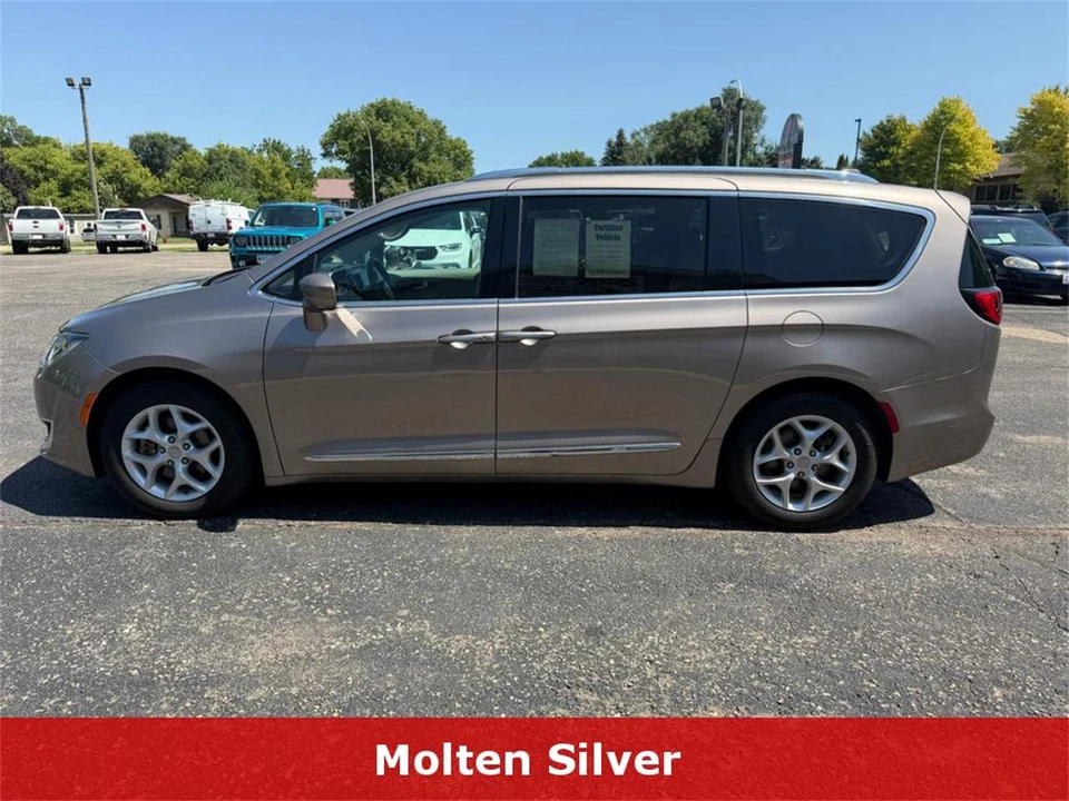 2018 Chrysler Town & Country - Image 7 of 31