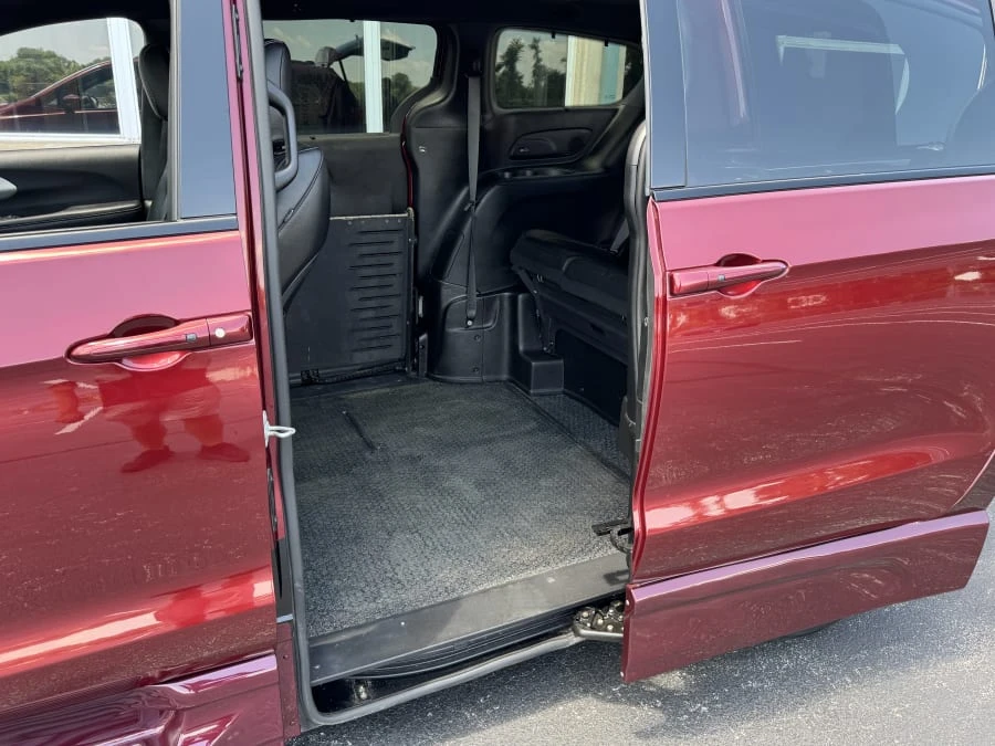 2018 Chrysler - Image 11 of 14