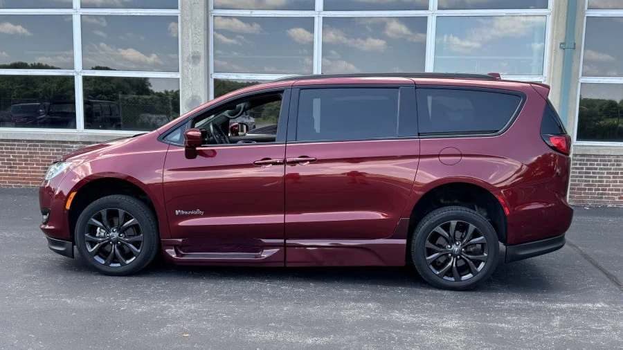 2018 Chrysler - Image 2 of 14