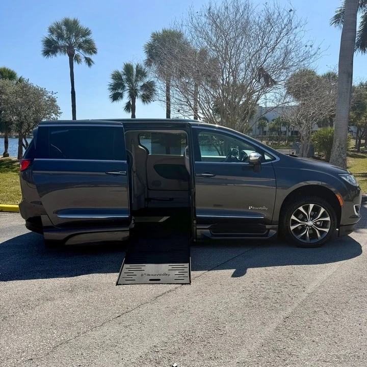 2018 Chrysler - Image 4 of 21