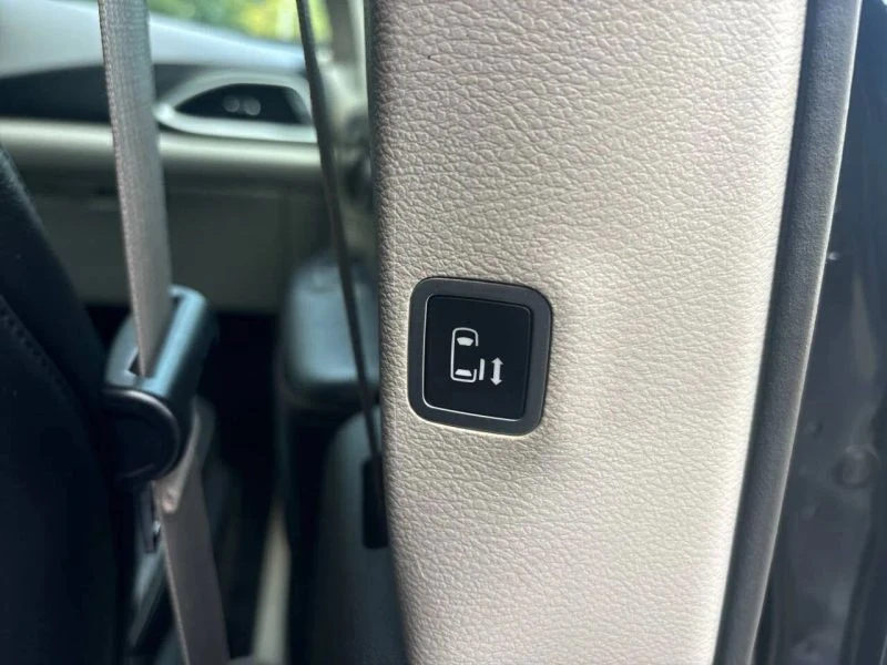2018 Chrysler - Image 11 of 12
