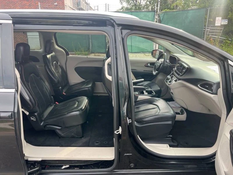 2018 Chrysler - Image 9 of 12