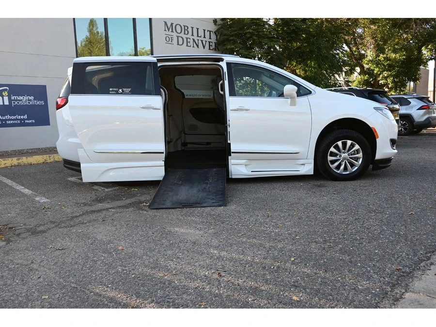 2018 Chrysler - Image 17 of 21
