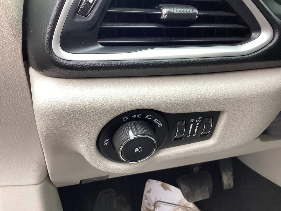 2018 Chrysler - Image 16 of 21