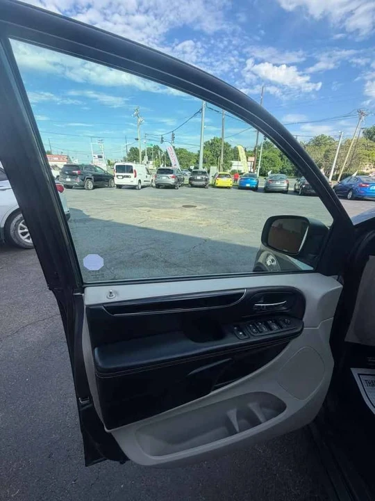 2018 Dodge Caravan - Image 10 of 18
