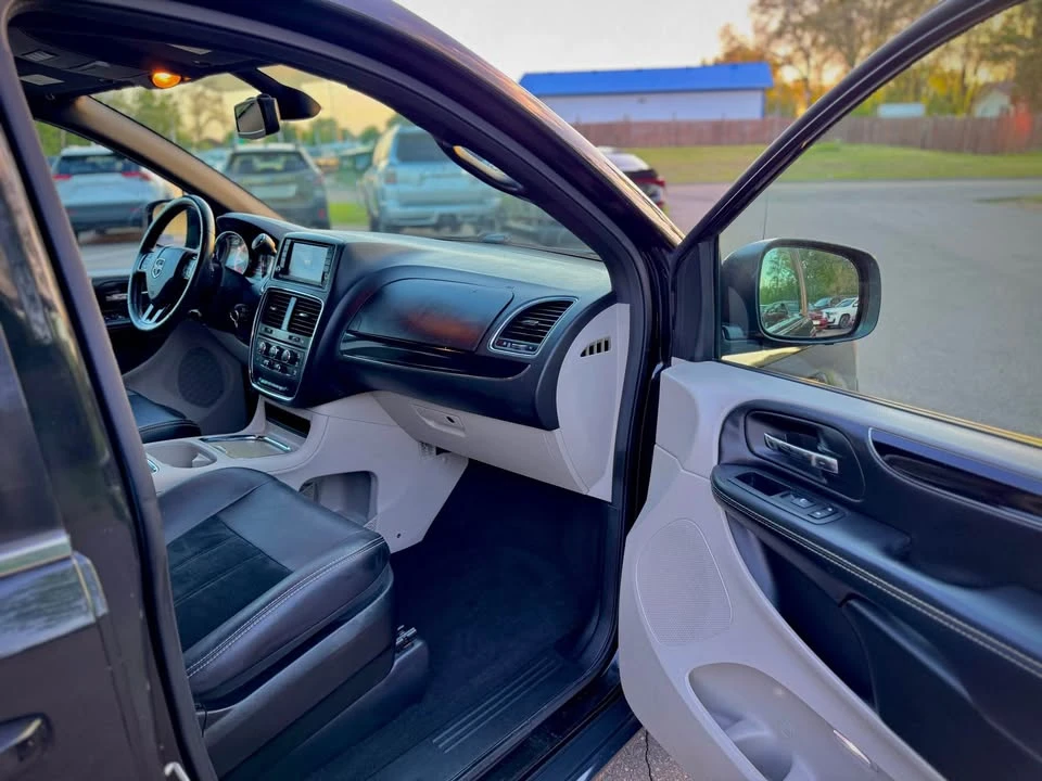2018 Dodge Caravan - Image 14 of 19