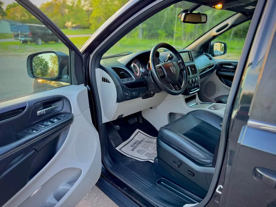 2018 Dodge Caravan - Image 10 of 19