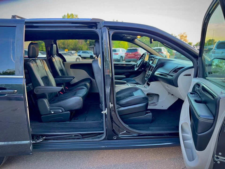 2018 Dodge Caravan - Image 13 of 19