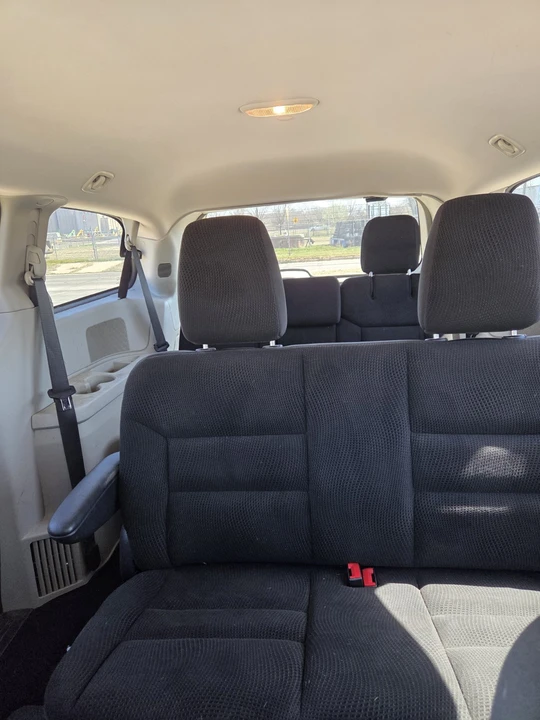 2018 Dodge Caravan - Image 6 of 8